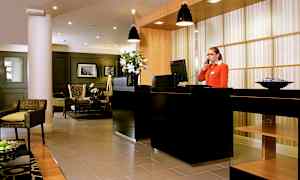 Resepsjonen på et hotell med moderne møbler og dekor. (AI-generert tekst)