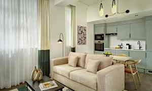 Moderne innredet stue med beige sofa, spisebord og åpen kjøkkenplass. (AI-generert tekst)