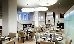 En moderne restaurant med stilfull innredning og elegant belysning. (AI-generert tekst)