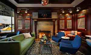 En elegant stue eller salongområde med sitteplasser i form av sofaer og stoler, en peis og dekorative trepaneler. (AI-generert tekst)