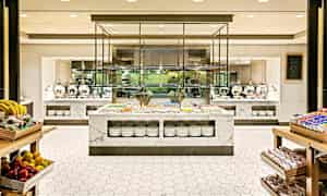 En buffé med marmordekorasjoner og forskjellige matvarer, inkludert fersk frukt og pakket snacks. (AI-generert tekst)