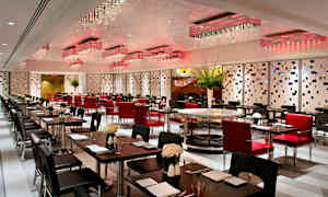 Restaurant med moderne møbler og elegant belysning. (AI-generert tekst)