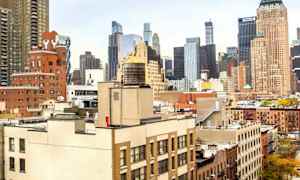 Bilde av en byutsikt med bygninger og skyskrapere i forgrunnen og bakgrunnen. (AI-generert tekst)