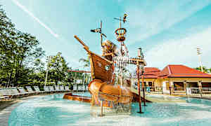 En lekeplass med skiptema i et basseng, vann som renner fra forskjellige deler av skipet. (AI-generert tekst)