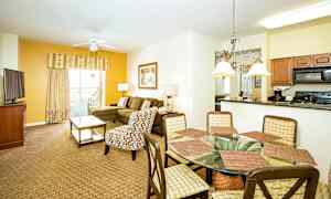 Bilde av en romslig stue og spiseplass med sofa, lenestol, spisebord og kjøkkenkrok. (AI-generert tekst)