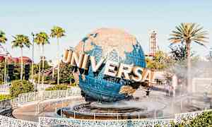 En stor jordklode med teksten "Universal" står midt i en fontene, omgitt av palmer og en fornøyelsespark. (AI-generert tekst)