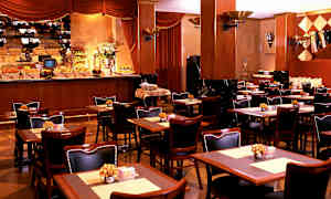 Spisesal med dekkede bord og buffet i bakgrunnen. (AI-generert tekst)