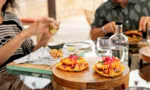 Bilde av en bordsscene med mat, inkludert to fargerike retter. (AI-generert tekst)