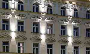 Utendørsfasade med belysning og dekorerte vinduer. (AI-generert tekst)