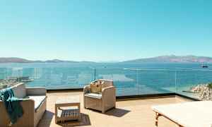 Terrasse med sittemøbler og utsikt over havet. (AI-generert tekst)