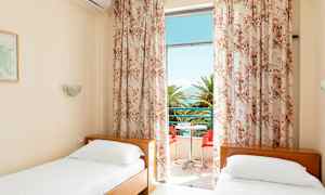 Dobbeltrom med balkong og havutsikt