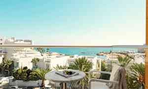 Utsikt fra en balkong med havet i bakgrunnen. (AI-generert tekst)