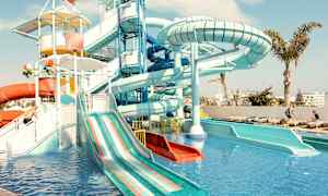 Vannpark med vannsklier og svømmebasseng. (AI-generert tekst)