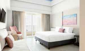 Bilde av et lyst hotellrom med stor seng, stol og balkong. (AI-generert tekst)