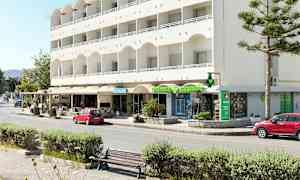 En bygning med flere balkonger, butikker i første etasje og parkerte røde biler foran. (AI-generert tekst)