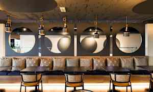 Moderne interiør med sitteplasser og geometriske mønstre. (AI-generert tekst)