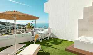 Terrasse med solsenger, parasoll og bord med stoler, havutsikt i bakgrunnen. (AI-generert tekst)