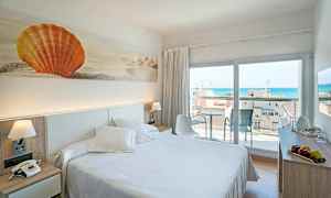 Et hotellrom med en dobbeltseng, dekorativ kunst av en orange skjell på veggen og en balkong med havutsikt. (AI-generert tekst)