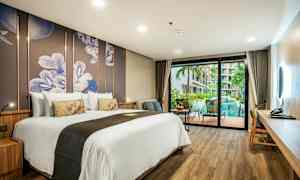 Hotellrom med stor seng, moderne interiør og utsikt over basseng og grøntområder. (AI-generert tekst)