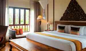 Bilde av et soverom med en dobbeltseng, et vindu og dekorativt treinteriør. (AI-generert tekst)