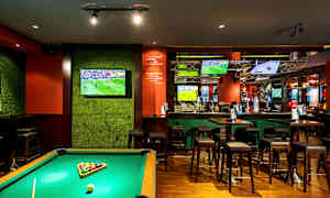 Et biljardbord i en bar med flere TV-skjermer som viser sport. (AI-generert tekst)