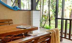 Uteplass med trebord og benk. (AI-generert tekst)