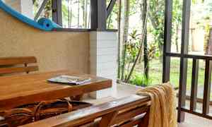 Uteplass med trebord og benk. (AI-generert tekst)