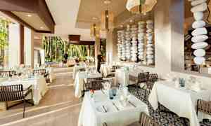 Restaurant med oppdekkede bord og moderne interiør. (AI-generert tekst)