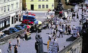 Hotellet ligger ved Karlsbroen