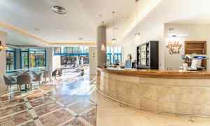 Lobby-lounge