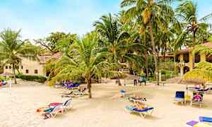 Stranden ligger rett ved hotellet