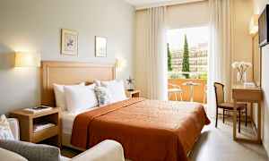 Dobbeltrom med balkong mot hagen