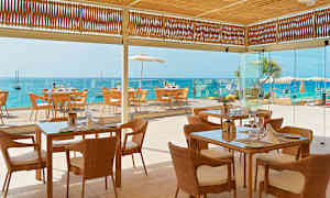 Hotellets bufférestaurant har en hyggelig uteservering