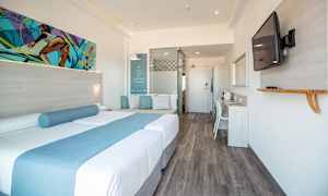 Baderom i dobbeltrom med begrenset havutsikt / dobbeltrom mot bassengområdet