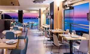 Nyt et godt måltid i hotellets à la carte-restaurant