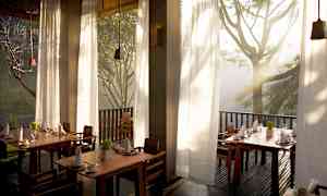 À la carte-restaurant med internasjonale og lokale retter