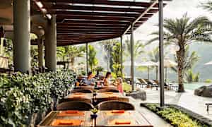 À la carte-restaurant med servering av hamburger, pizza, pasta, salat og lokale retter