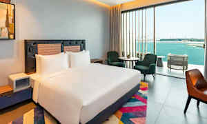 Dobbeltrom med balkong og havutsikt