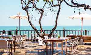 Restaurant med vakker utsikt over havet