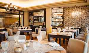 Hotellets à la carte-restaurant serverer lokale portugisiske retter og middelhavsmat