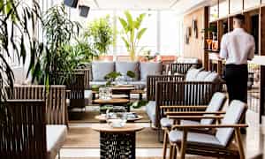 Hotellets kombinerte takbar og restaurant