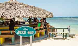 À la carte-restaurant på stranden med lokale jerk-retter