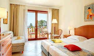 Dobbeltrom med bassengutsikt