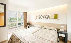 Dobbeltrom med balkong og dobbeltrom med balkong mot bassengområdet