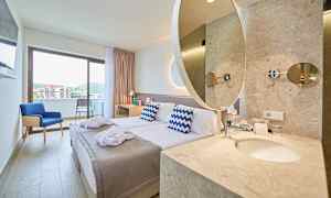 Dobbeltrom med balkong og havutsikt