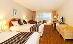 Lyst og luksuriøst dobbeltrom deluxe med havutsikt