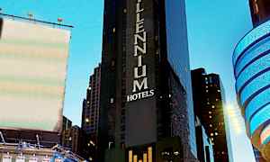 Høyhus med teksten 'Millennium Hotels' og omkringliggende bybygninger. (AI-generert tekst)