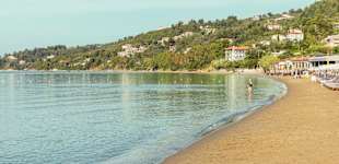 Ca. en kilometer fra Skiathos by finner du Megali Ammos Beach