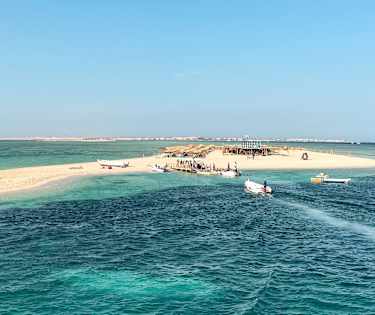 Hvit sand og krystallklart vann