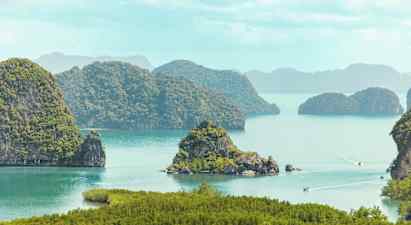 Utsikt over havet med små frodige øyer og klipper. (AI-generert tekst)